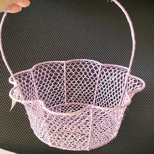 Flower shaped wire basket
